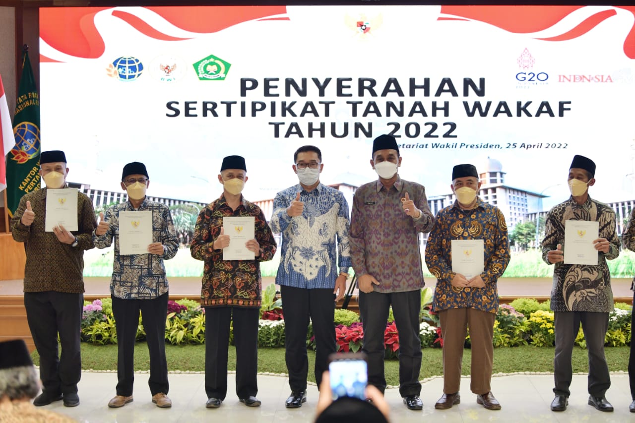 Gubernur Jawa Barat Ridwan Kamil saat memberikan sertifikat tanah wakaf bagi kabupaten/kota, Senin (25/4/2022).