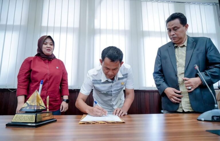 Sekdisdik Jabar Deden Saepul Hidayat Menghadiri Acara Sertijab Administrator dan Pengawas Lingkup Disidik Jabar